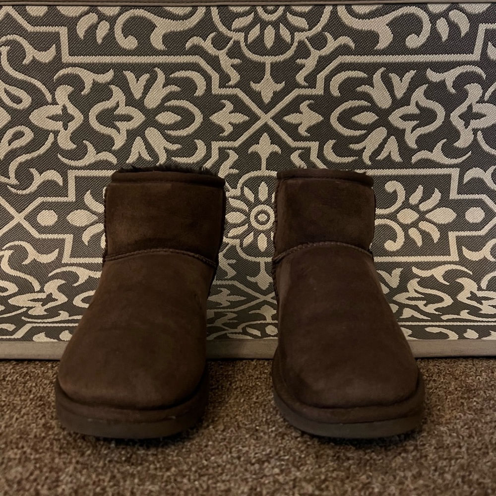 UGG Mini II in Cocoa - image 1
